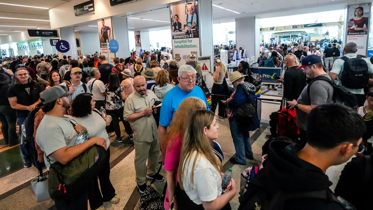 Houston Airport passengers waiting in busy TSA lines