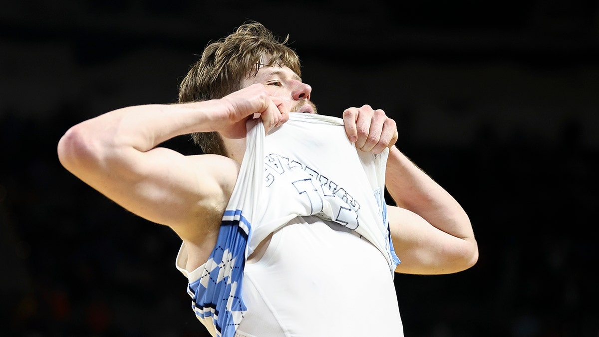 Henri Veesaar reagisce in campo