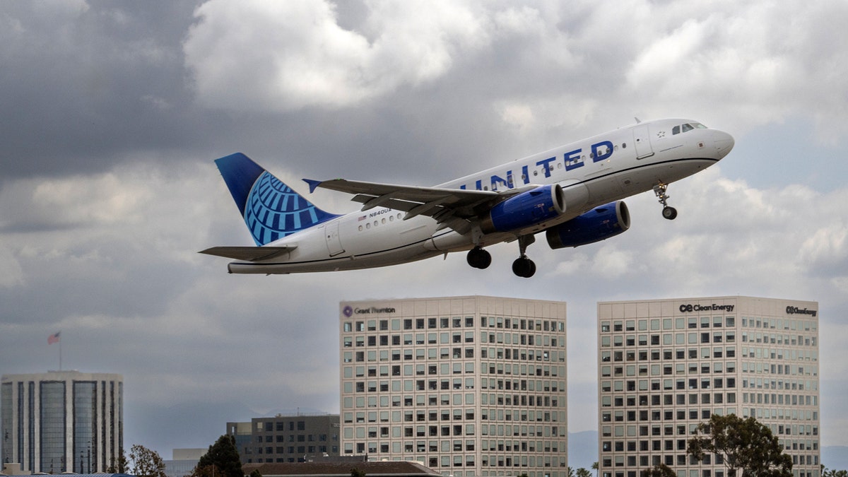 United plane flying out of John Wayne airport