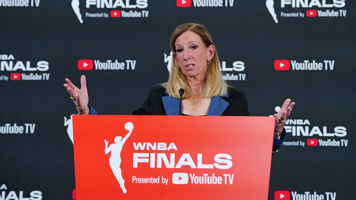 Cathy Engelbert talks to the players