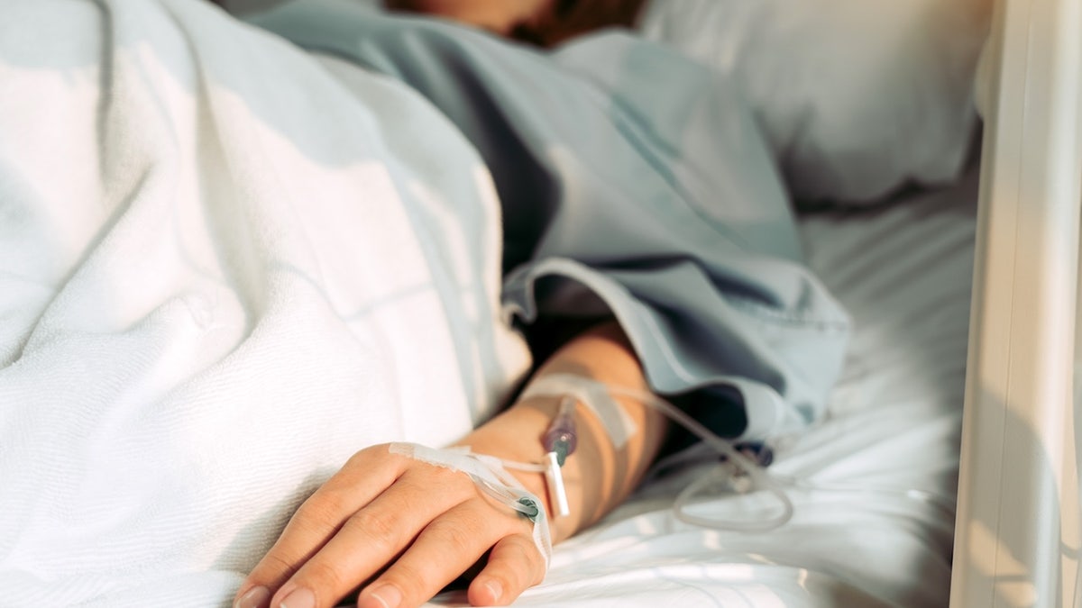 Mulher recebendo soro intravenoso no hospital