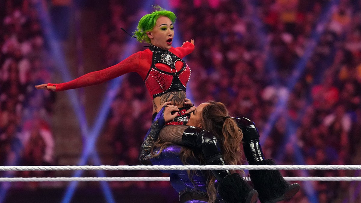 Shotzi viene bombardato con una powerbomb