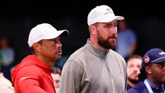 Travis Kelce sa rozpráva s Kaiom Trumpom na golfovej lige Tigera Woodsa