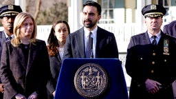 El alcalde de Nueva York, Zohran Mamdani, habla junto al comisario de policía Jessica Tisch durante una rueda de prensa celebrada en Gracie Mansion, en Nueva York, el 9 de marzo.
