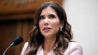 Kristi Noem, «destrozada» por la noticia sobre las actividades en línea de su marido