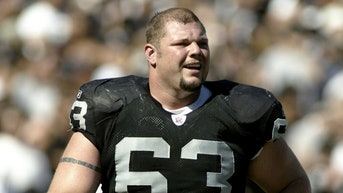 Raiders center Barret Robbins, known for disappearing before the Super Bowl, dead at 52 - Fox News