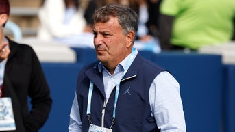 El director general mejor pagado del fútbol americano universitario dimite de la UNC en medio de una investigación en curso - Fox News