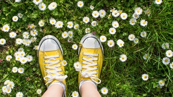 15 comfortable sneakers under $60, $100 and $200 worth shopping now