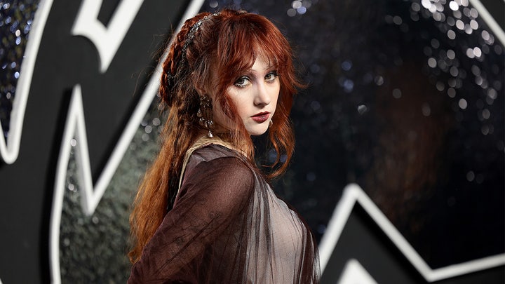 Chappell Roan yells at photographer on MTV VMAs red carpet