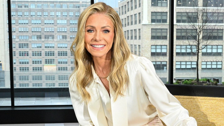 Kelly Ripa and Mark Consuelos leave their Upper East Side Apartment