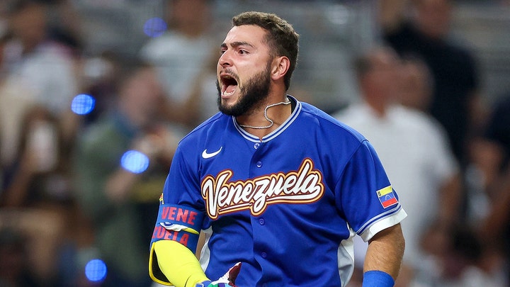 Wilyer Abreu hits solo home run, extending Venezuela's lead over United States