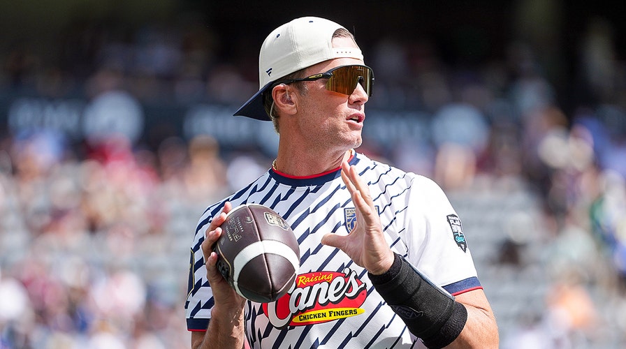 Tom Brady finds Rob Gronkowski for two-point conversion vs. Team USA in Flag Football Classic