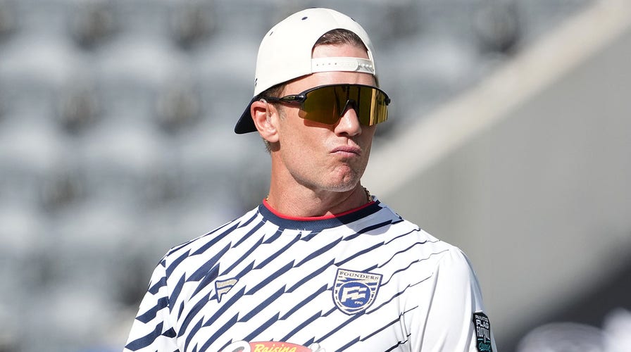 Tom Brady finds Rob Gronkowski for two-point conversion vs. Team USA in Flag Football Classic