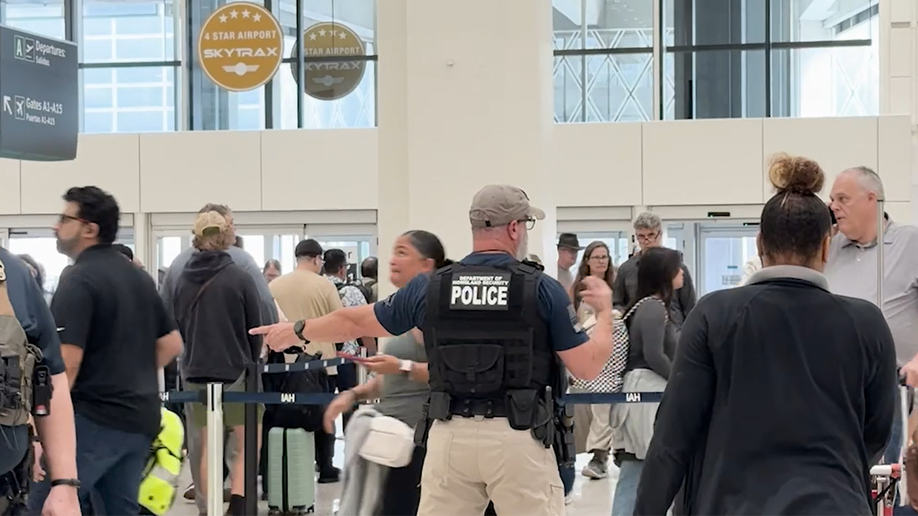 ICE dirige la cola en el aeropuerto