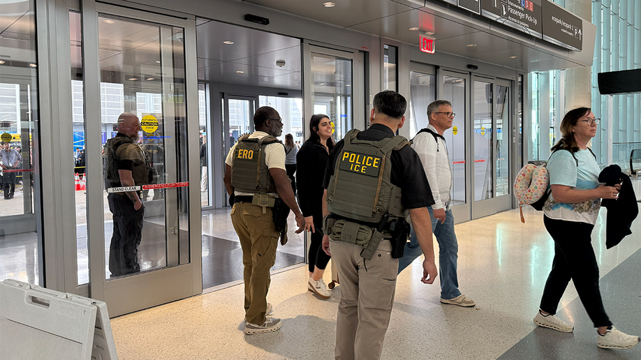 ICE ayudan a mantener el orden en el Houston