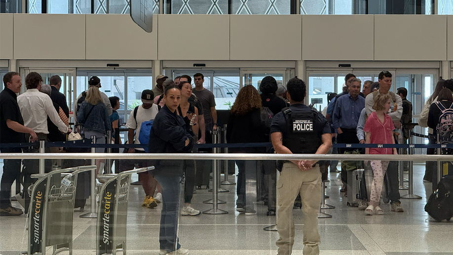 ICE observan cómo pasan los viajeros por el aeropuerto