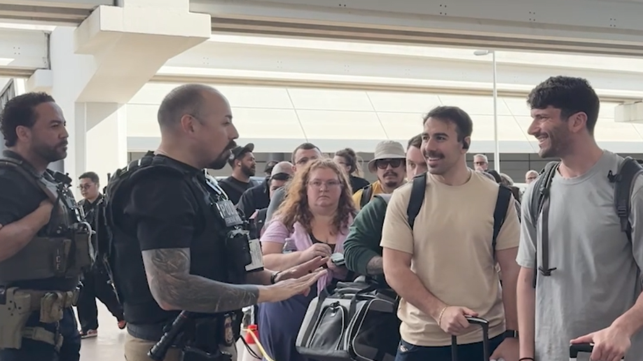Los viajeros Nick y Matt con ICE en el aeropuerto