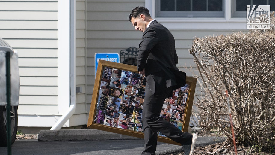 Un hombre lleva un collage enmarcado de fotos a la salida de un funeral en memoria de Sheridan Gorman, celebrado en la Primera Iglesia Presbiteriana de Yorktown, en Yorktown Heights, Nueva York.