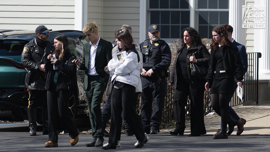 Los amigos y familiares de Sheridan Gorman salen de la Primera Iglesia Presbiteriana de Yorktown, en Yorktown (Nueva York), donde se celebró el funeral de Sheridan Gorman.