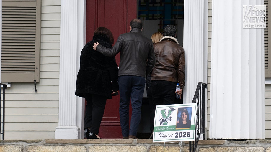 Los amigos y familiares de Sheridan Gorman llegan a la Primera Iglesia Presbiteriana de Yorktown, en Yorktown (Nueva York), donde se celebró el funeral de Sheridan Gorman.