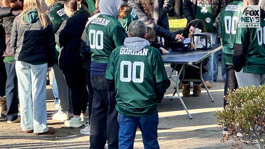 Se ve a varios simpatizantes en una vigilia en memoria de Sheridan Gorman en Yorktown, Nueva York.