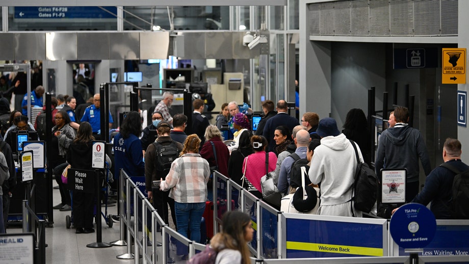 TSA officers skip work as paychecks stop amid shutdown