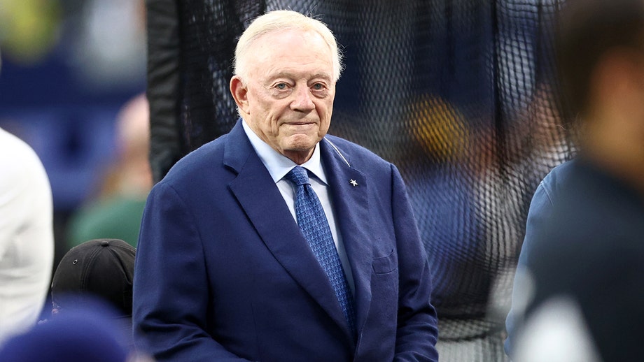 Cowboys owner Jerry Jones shares his retirement plans with a former president