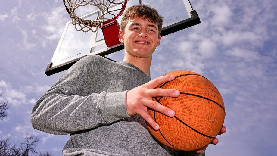 8th-grader stands alone with last perfect women's NCAA basketball bracket