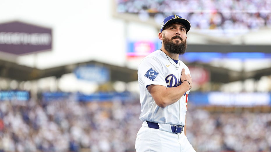 Alex Vesia, Dodgers pitcher who lost infant daughter, gets standing ovation after scoreless return to mound