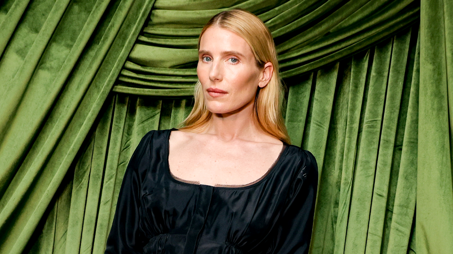 Actress responds to Daryl Hannah's scathing criticism of her portrayal in JFK Jr. series, 'Love Story'