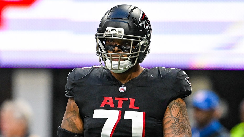 Elijah Wilkinson calls Falcons a 'clown show,' tells fans 'y'all in hell' after signing with Cardinals