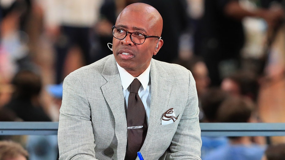 Former UNC basketball star Kenny Smith reacts to Hubert Davis firing, shuts down coaching job interest