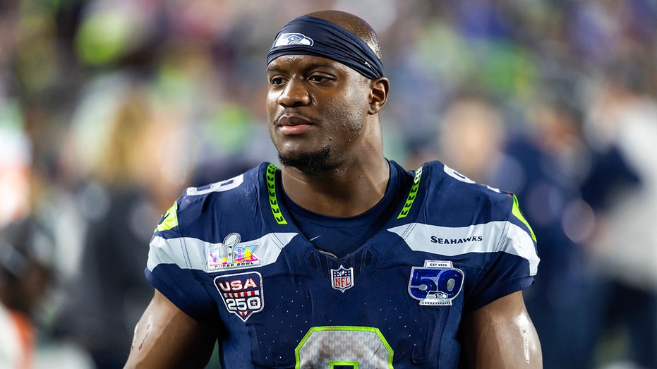 Super Bowl MVP Kenneth Walker misses Seahawks' ring ceremony after signing $45M deal with Chiefs