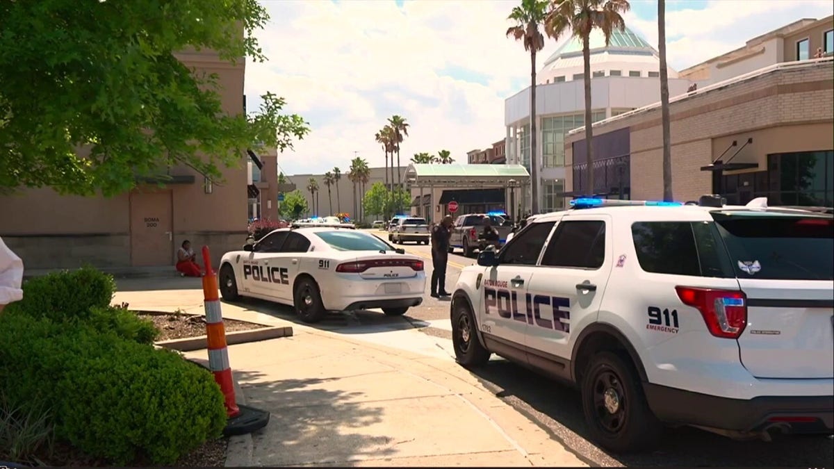 Hay coches de policía aparcados fuera del Mall of Louisiana y se nota la presencia policial