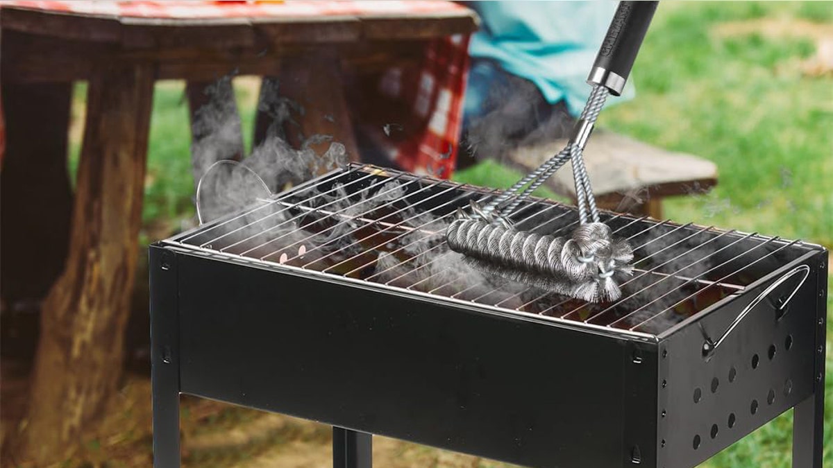 A long handle reduces the risk of burns as you scrub.