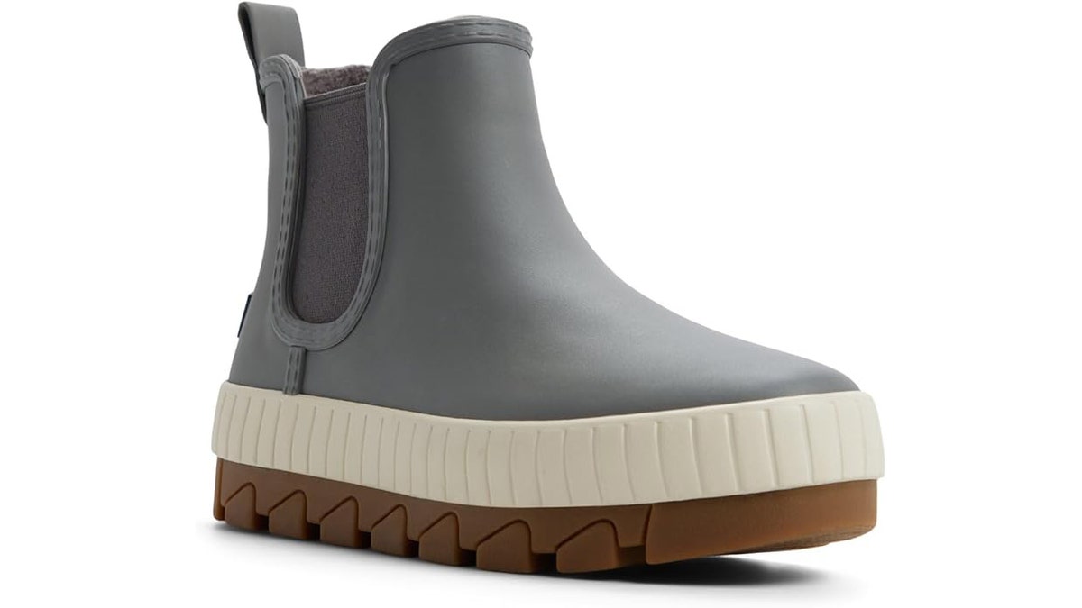 The unique treads resist water and muck. 