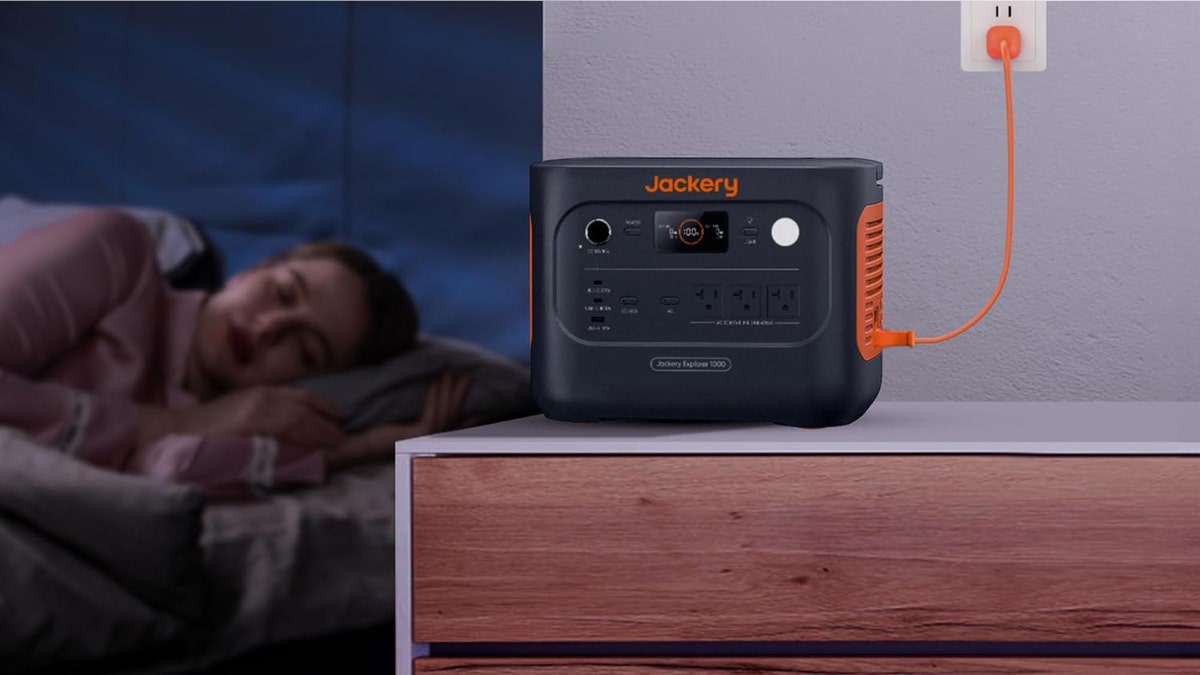 Power seven devices with a compact power station. 