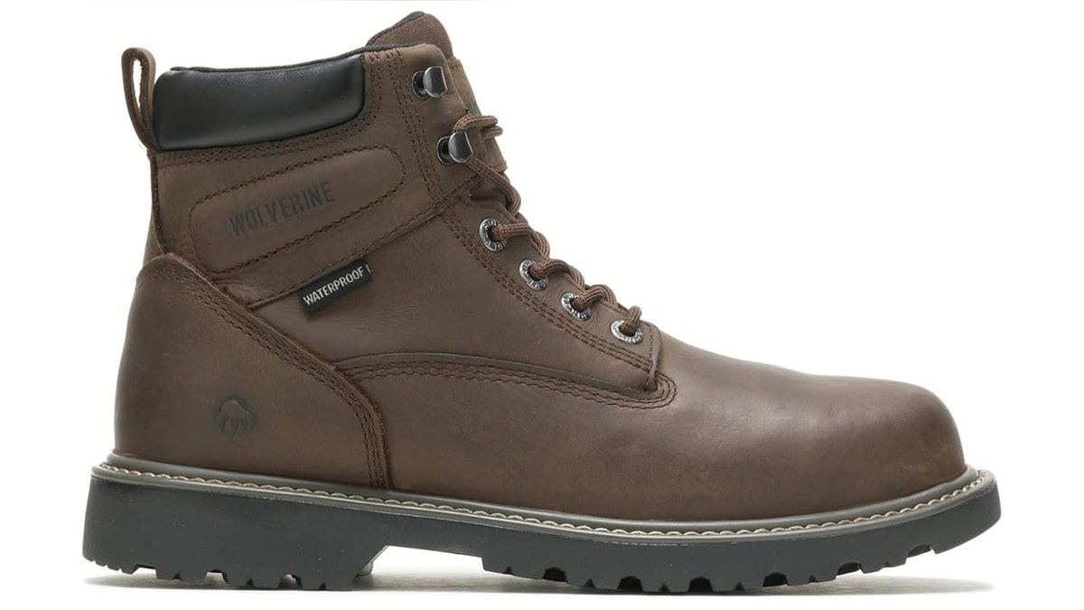 These classic work boots have a light soft toe. 