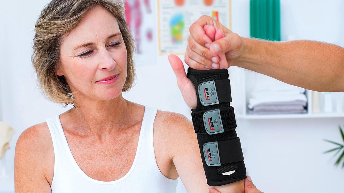 Manage frequent wrist pain with this brace. 