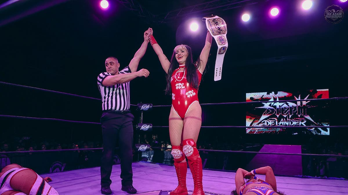 Steph De Lander with the title