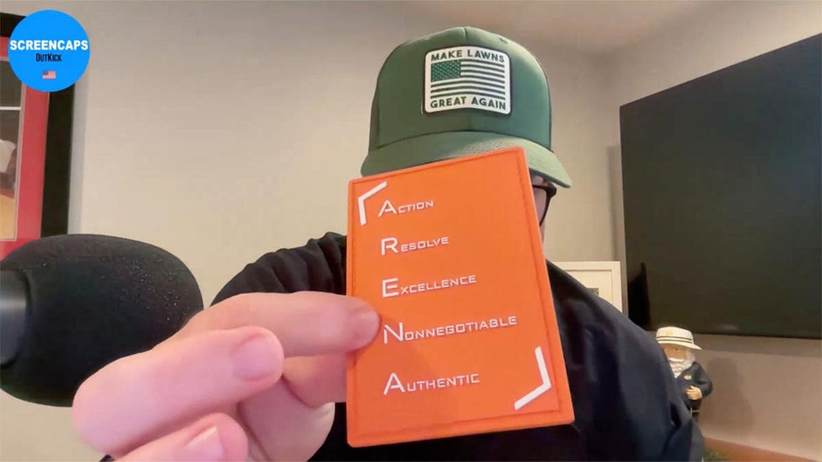 Um leitor de Screencaps enviou patches de velcro e agora ele me diz onde devo fixá-los.