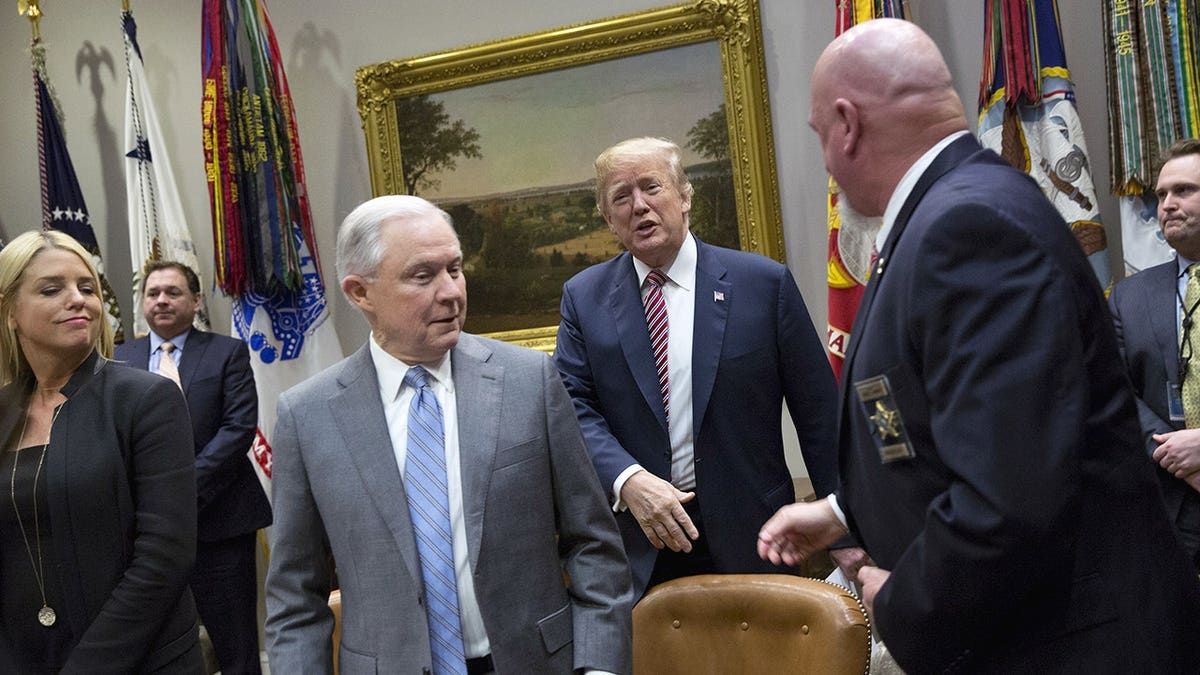 Pam Bondi, Jeff y Trump