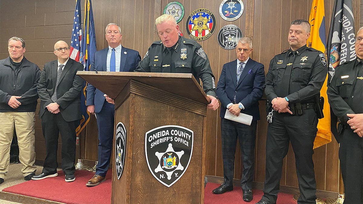 El sheriff del condado de Oneida, Robert , hablando durante una rueda de prensa