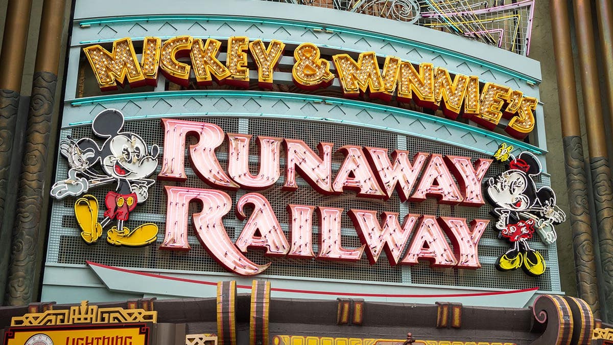 Mickey and Minnie Mouse themed thrust   astatine  Hollywood Studios