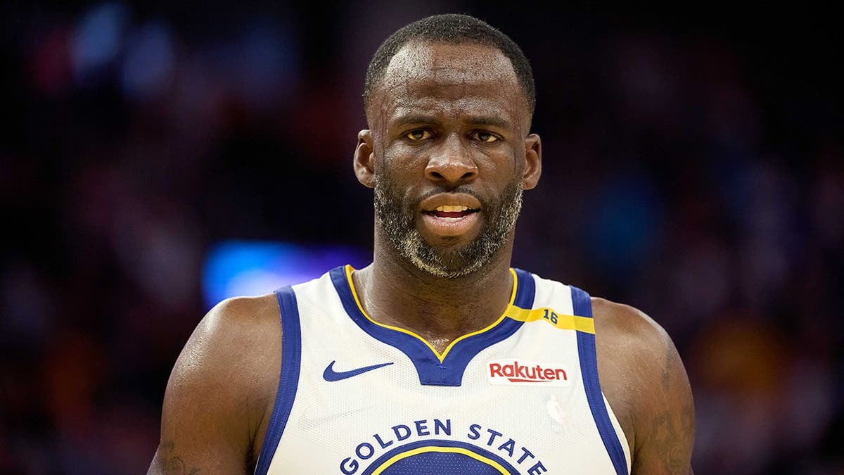 Draymond Green observando durante a prorrogação no Chase Center
