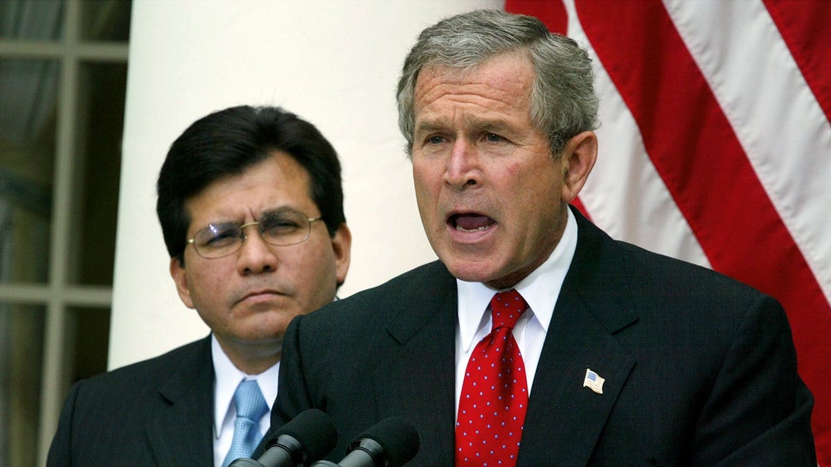 Alberto Gonzales y George