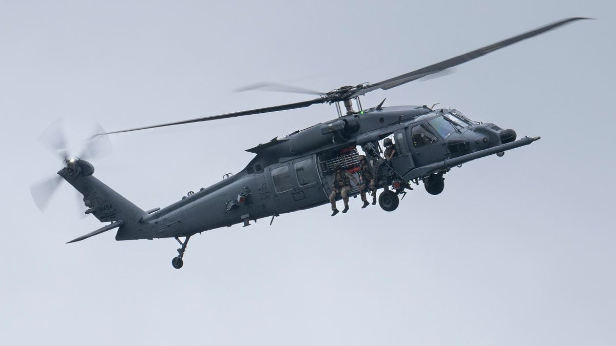 Miembros de la Fuerza Aérea de EE. UU. destinados al 38.º Escuadrón de Rescate y al 41.º RQS realizan una demostración de búsqueda y rescate en combate sobre el campo de tiro y bombardeo de Grand Bay, en la Base Aérea Moody, Georgia, el 9 de septiembre de 2022.