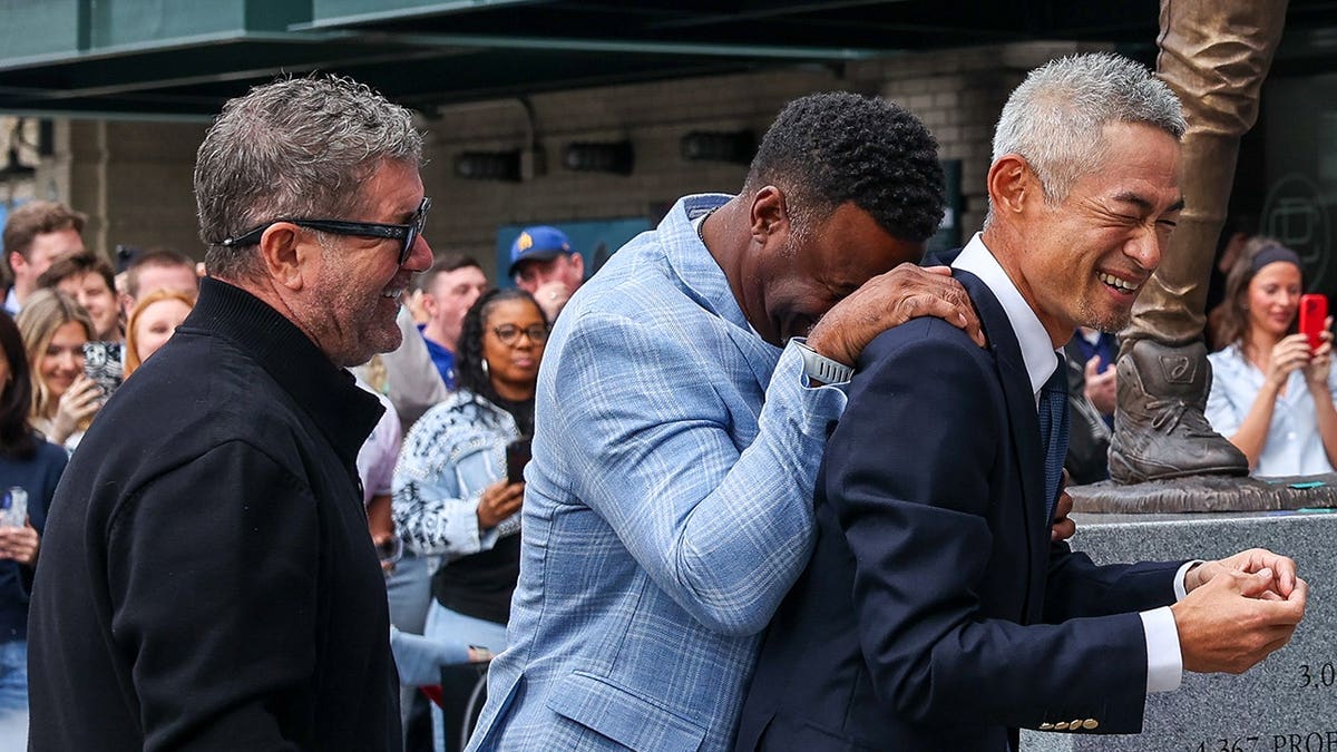 Ichiro Suzuki, Edgar Martinez and Ken Griffey Jr. laughing