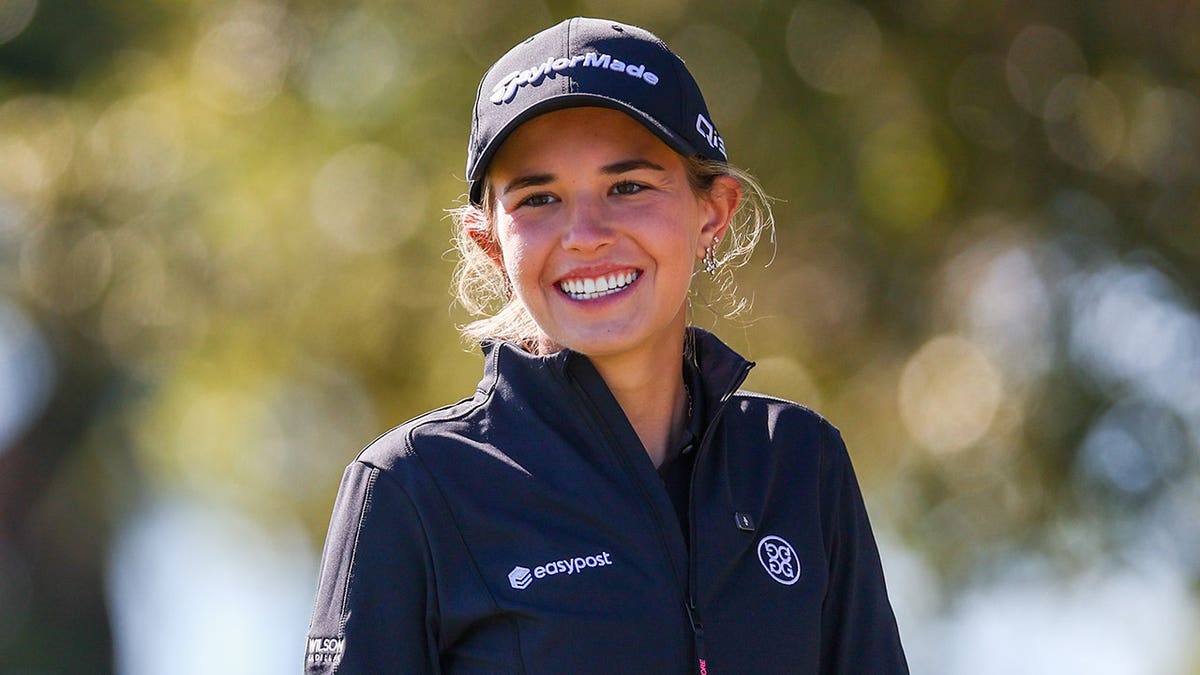 Kai Trump osserva dal tee 11 del Pelican Golf Club