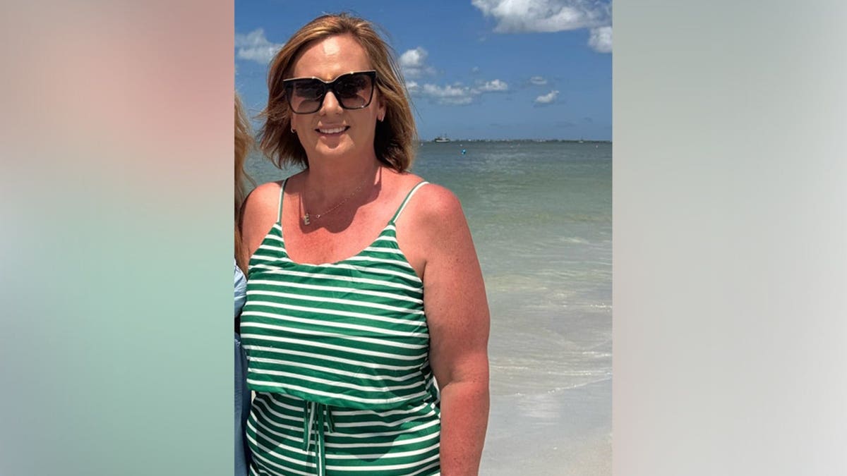 Ericka Kramer de pie en la playa